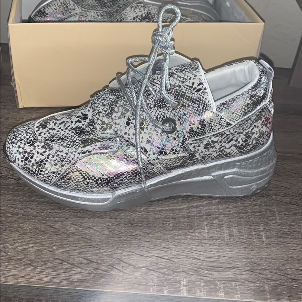 Never worn yoki platform sneaker